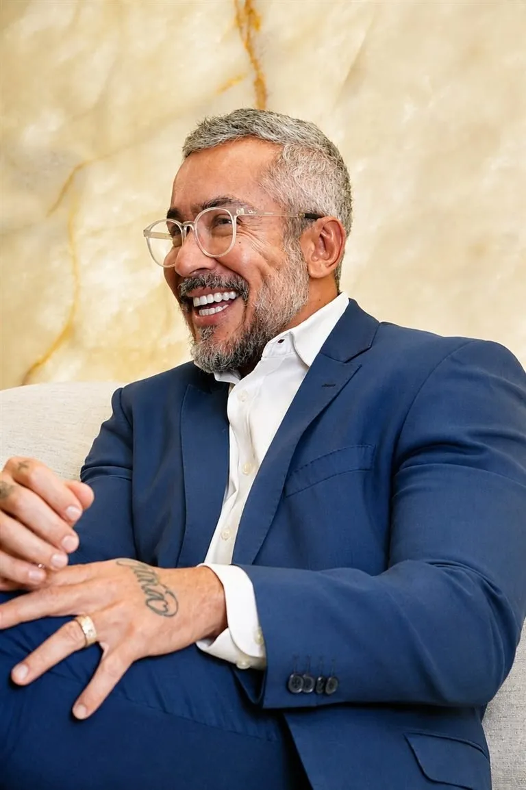 Dr. Claudio Messias durante consulta
