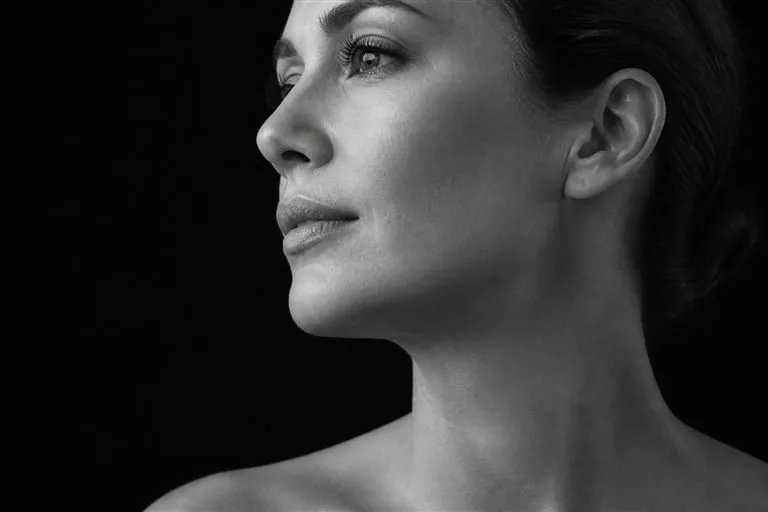 Perfil feminino, ilustração de lifting facial